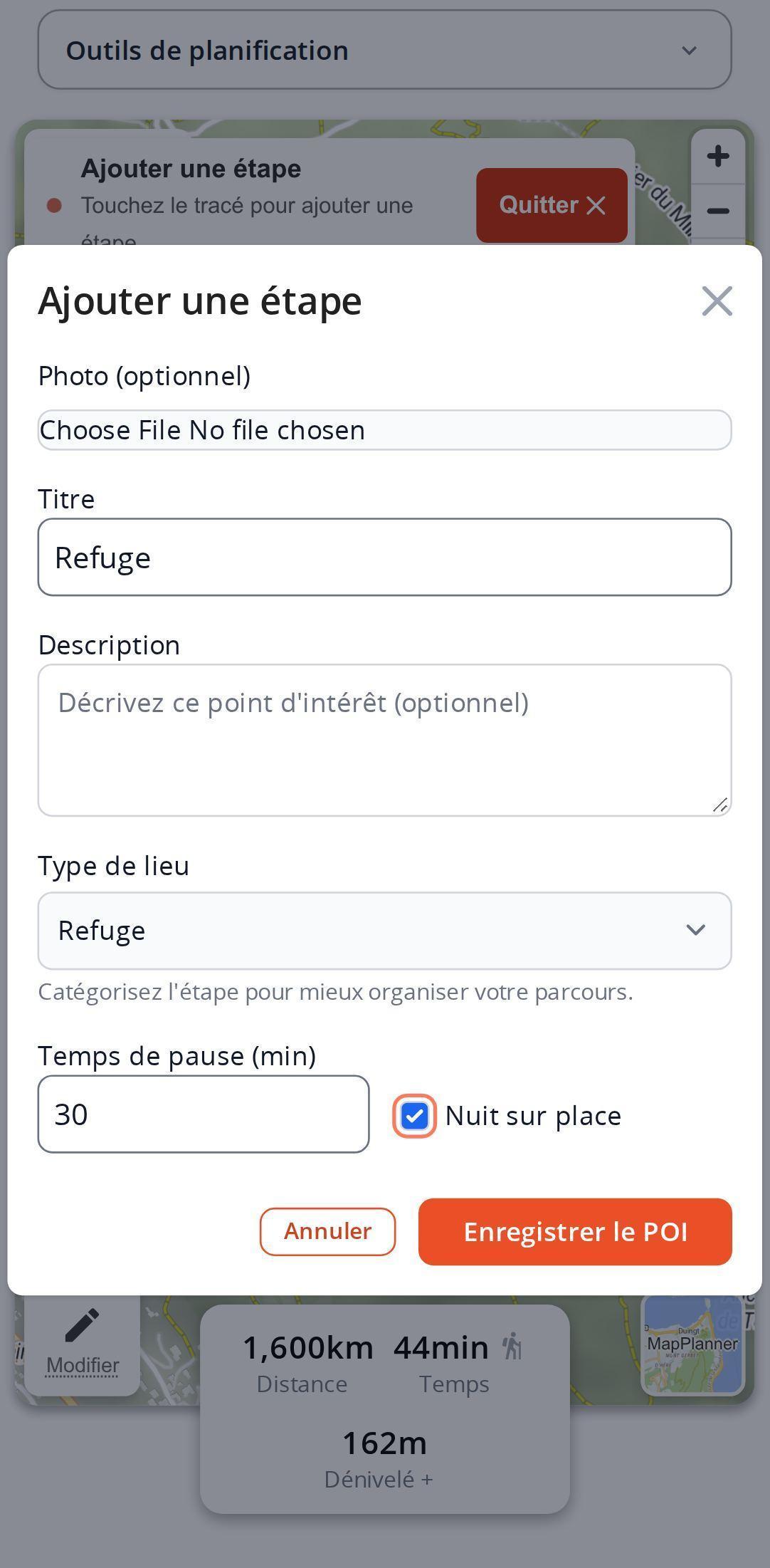 Formulaire d'ajout d'étape sur smartphone dans MapPlanner : type de lieu refuge, 30 minutes de pause et nuit sur place cochée, devant le tracé