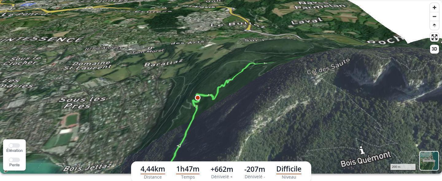 Survol 3D d'une randonnée en montagne sur ordinateur dans MapPlanner : vue satellite inclinée en relief, tracé et marqueur de position en cours de vol