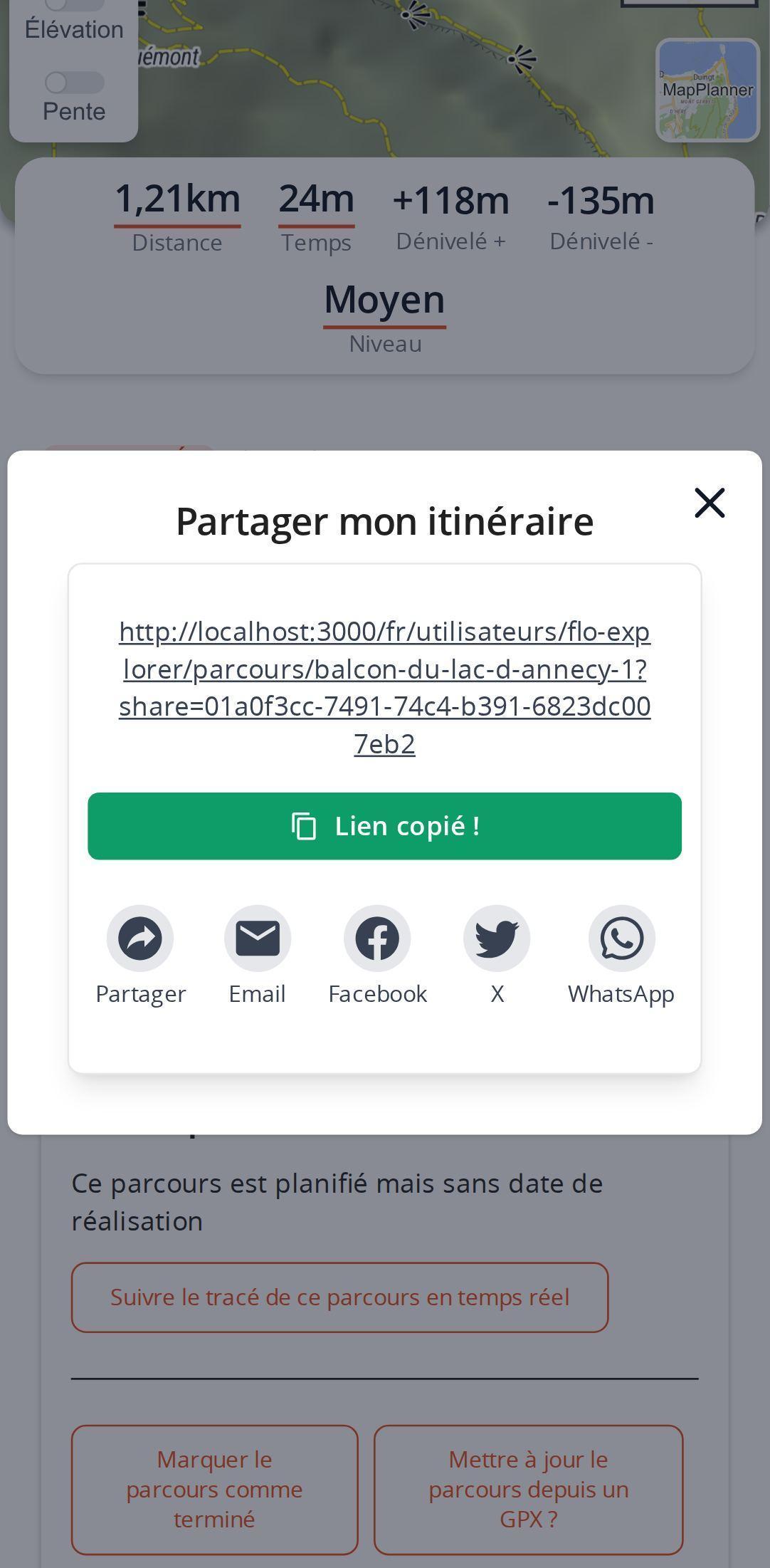 Partage d'un parcours sur smartphone dans MapPlanner : lien unique copié, bouton de partage du téléphone et icônes Email, Facebook, X et WhatsApp